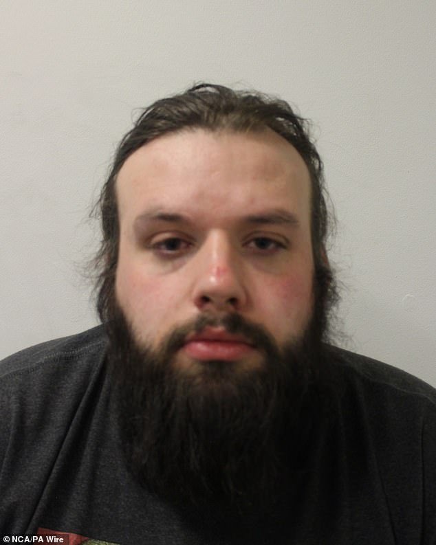El hombre que dirigía foros pedófilos en la dark web desde su casa en Londres y tenía 87.000 imágenes de niños en sus ordenadores ha sido condenado a seis años de prisión