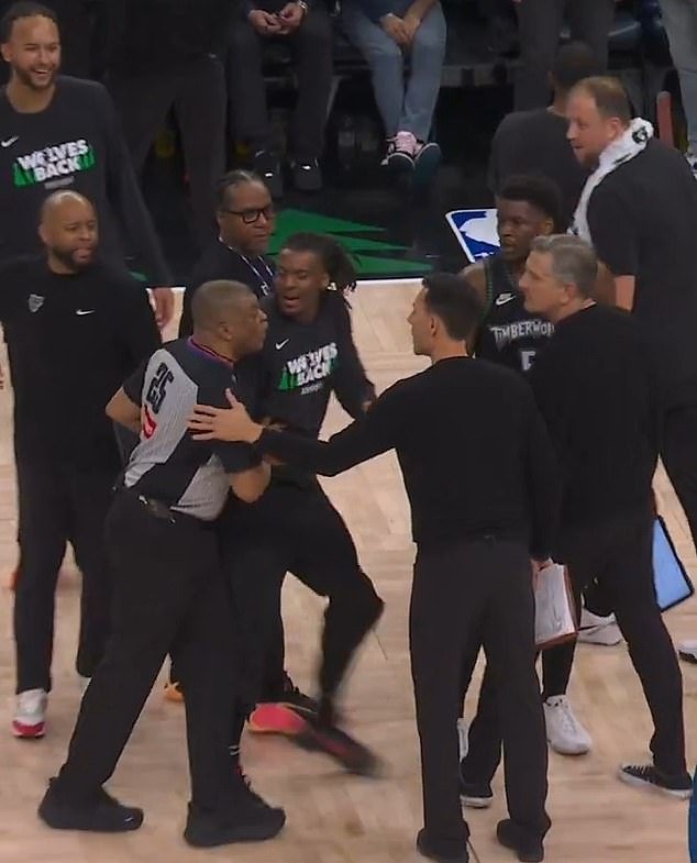 Momento asombroso: Hay que impedir que el árbitro de la NBA se enfrente al entrenador en una discusión explosiva