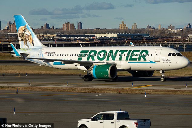 Horror cuando un peatón muere en la pista durante el despegue de un vuelo de Frontier Airlines con 231 personas a bordo, lo que provoca una evacuación por tobogán.