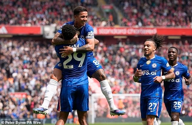 Liverpool – Chelsea 1-1: Los Blues frenan su declive en Anfield después de seis derrotas consecutivas gracias a un tiro libre de Enzo Fernández, pero avanzan poco en la carrera por Europa