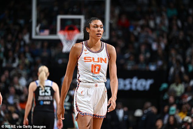 La estrella de la WNBA acelera los corazones al usar un atrevido vestido transparente en el partido inaugural del equipo