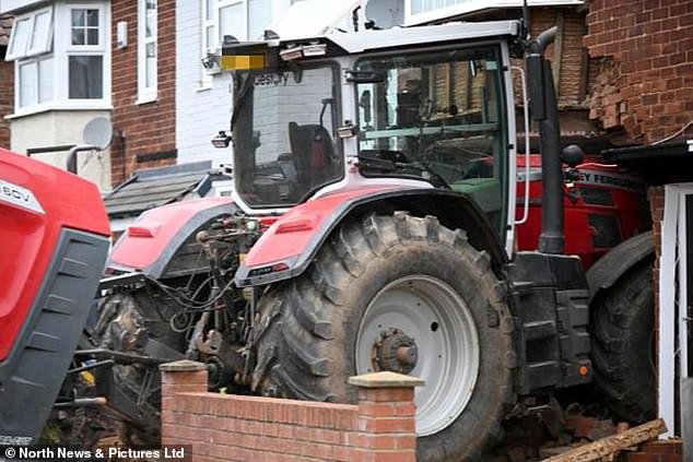 Dos hombres fueron arrestados después de que matones enmascarados “electrificaran” un tractor agrícola y embistieran la casa familiar a “a toda velocidad” en un “ataque de venganza de las mafias”.