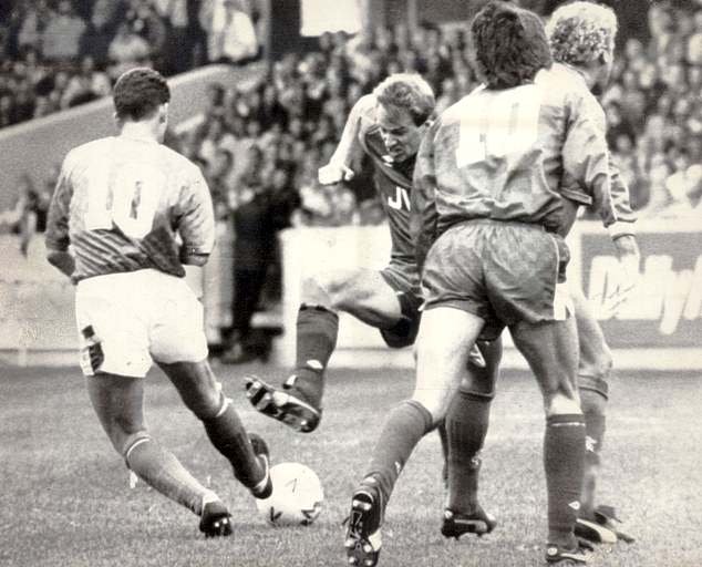 38 años después… Neil Simpson rompe su silencio sobre la entrada de Ian Durrant… “Lamento el resultado”. 100 por ciento. Si pudiera retroceder el tiempo, desearía que no hubiera sucedido.