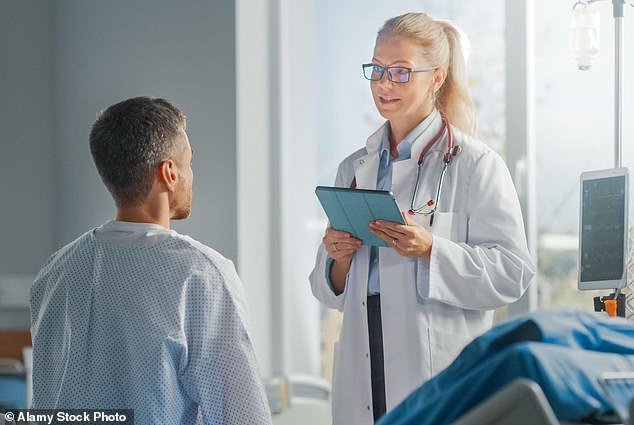 Los médicos del NHS dicen que los pacientes hospitalizados corren riesgo si son tratados por médicos experimentados en lugar de médicos calificados.