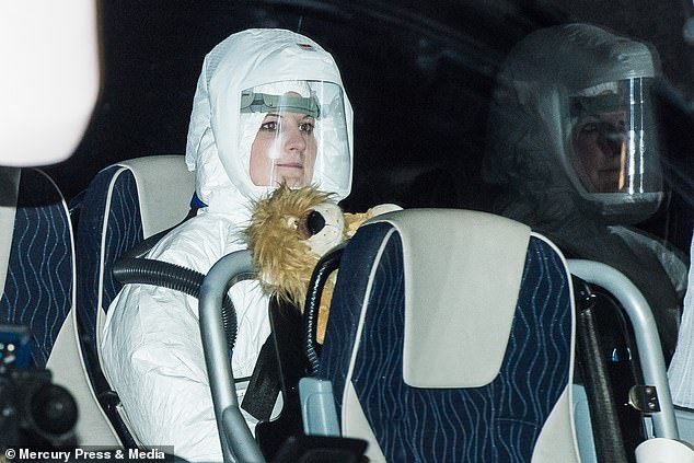 Los británicos que viajan a Gran Bretaña desde un crucero contra el hantavirus son llevados a un hospital llamado ‘Camp Corona’, que ha albergado a personas que regresaron en avión desde China durante la crisis de Covid-19.