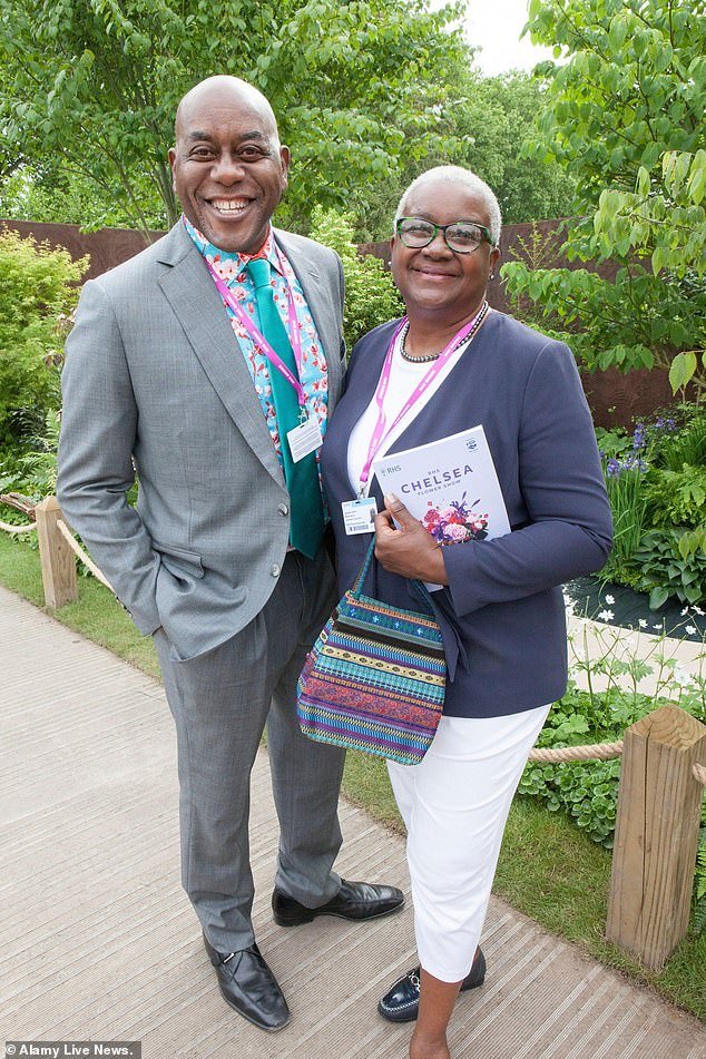 Ainsley Harriott fue “desairado” por el Chelsea Flower Show después de amenazar con demandar a los organizadores por la caída de su hermana a un estanque.