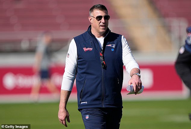 Mike Vrabel, bajo fuego, regresa al campo de práctica de los Patriots en medio de las consecuencias del escándalo del asunto Dianna Russini