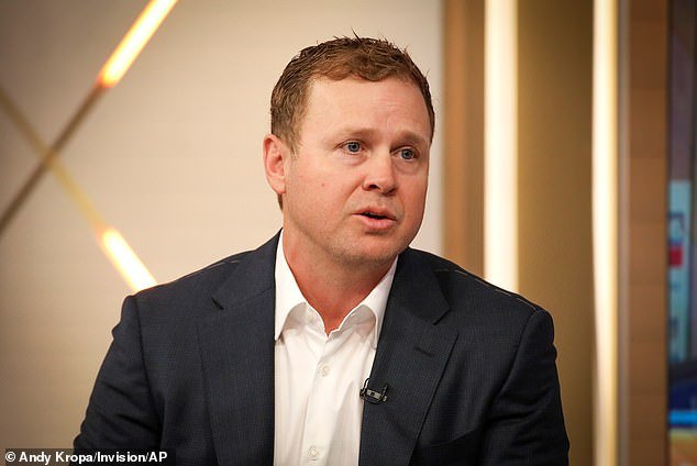 Spencer Pratt lanza una diatriba cruel contra CBS, criticándola por convertir su campaña en un espectáculo secundario después de proporcionar imágenes de una entrevista de fuego a su rival Karen Bass.