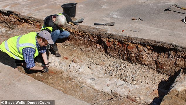 Los arqueólogos hacen descubrimientos “importantes” mientras excavan una bolera del siglo XIII antes de convertirla en aparcamiento
