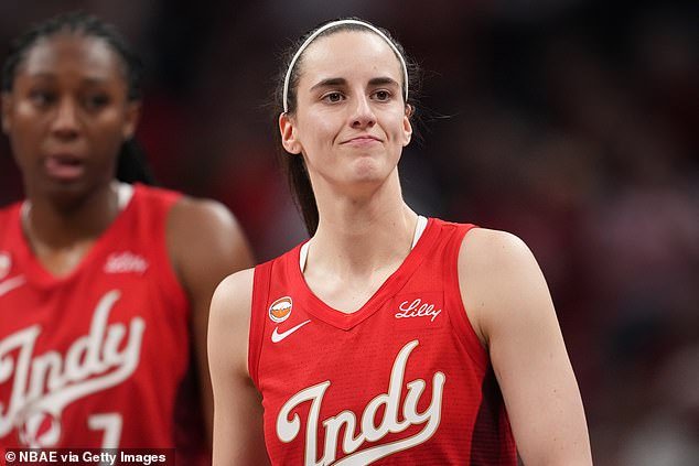 Caitlin Clark se involucra en una acalorada batalla con su rival de la WNBA mientras los ánimos se caldean en el primer juego de la superestrella.
