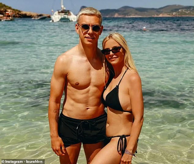 El matrimonio de la estrella del Arsenal Leandro Trossard está “en crisis” ya que su esposa Laura, de 33 años, borra todas las fotos del delantero de 31 años en las redes sociales y se quita el anillo de bodas.