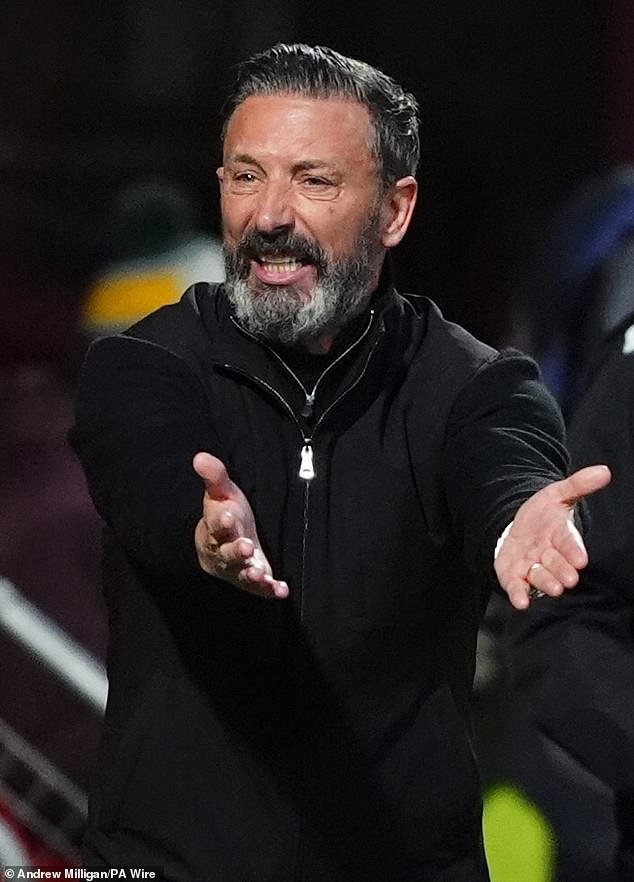 McInnes se enfurece con el árbitro McLean después de que a Hearts se le negara un penalti en su empate en Fir Park.