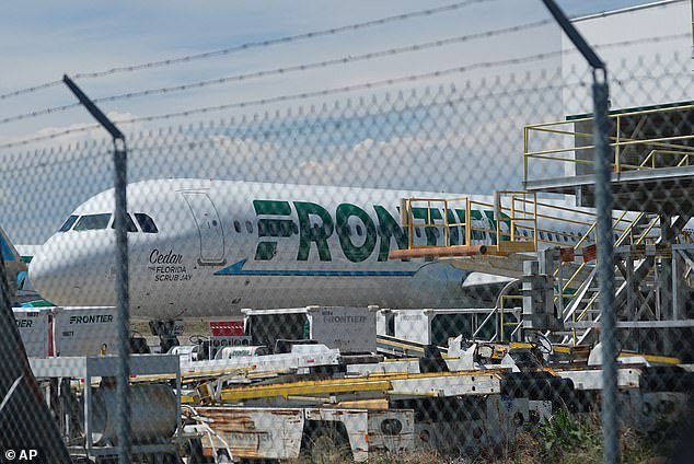 El tono inquietante del controlador aéreo se revela después de que el intruso es tragado por el motor del avión Frontier: “Tengo extremidades en la pista”