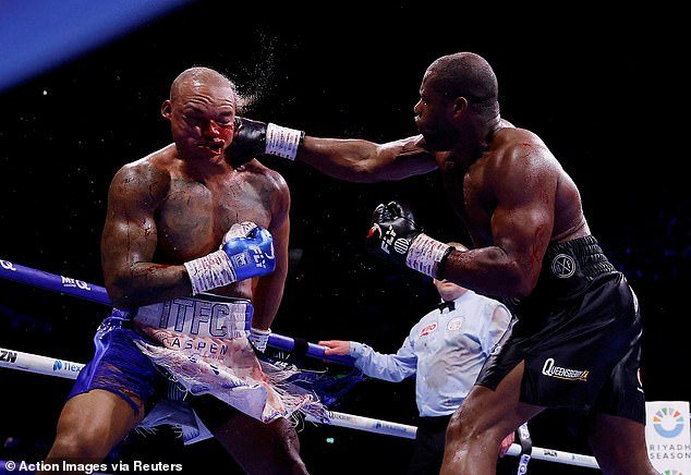 Daniel Dubois se convierte en dos veces campeón de peso pesado en la sangrienta Batalla de Gran Bretaña cuando el árbitro detiene la pelea en el undécimo asalto después de que el valiente Fabio Wardley queda con un ojo y una nariz magullados.
