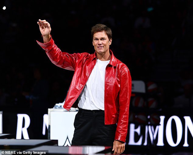 Tom Brady fue trolleado por un paso en falso con la moda de Michael Jackson mientras estaba sentado en la cancha en el juego de Las Vegas Aces WNBA