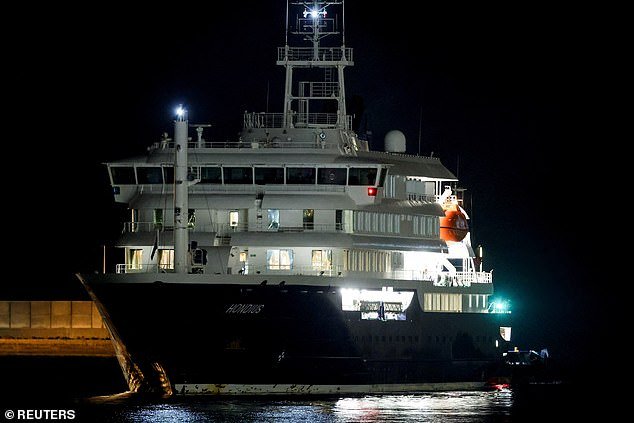 Un crucero afectado por hantavirus llega a Tenerife a pesar de las protestas, mientras los funcionarios se preparan para evacuar a los pasajeros y llevarlos a casa para ponerlos en cuarentena.