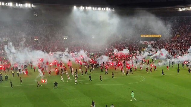 Caos en Praga: matones del fútbol invaden el terreno de juego y “atacan al portero contrario” en escenas impactantes, a pesar de que su equipo está a sólo TRES minutos de ganar el título, mientras el partido es cancelado