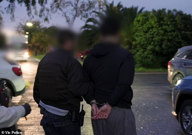 Cuatro personas han sido arrestadas mientras las autoridades de Melbourne toman medidas enérgicas contra un grupo acusado de compartir material violento de ISIS.