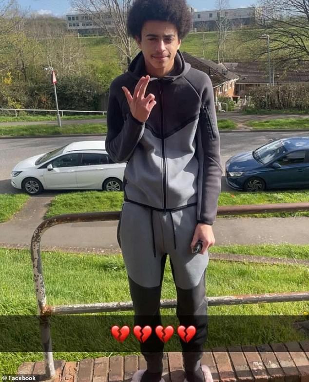 Dos adolescentes, de 16 y 19 años, mueren tras ser atropellado por un BMW en una motocicleta en Newport; un hombre y una mujer son arrestados bajo sospecha de asesinato