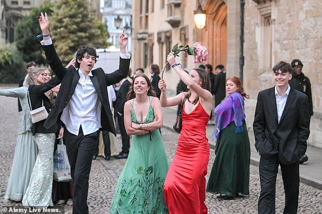 Los exuberantes estudiantes festejan toda la noche mientras se dirigen a los May Balls de la Universidad de Oxford, que cuestan £ 200 por entrada.