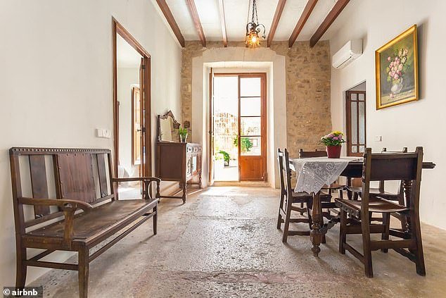 Revelado: La puerta por la que Jake Hall se cayó poco antes de que la estrella de TOWIE fuera encontrada ‘muerta con un fragmento de vidrio en la garganta’ en una villa mallorquina