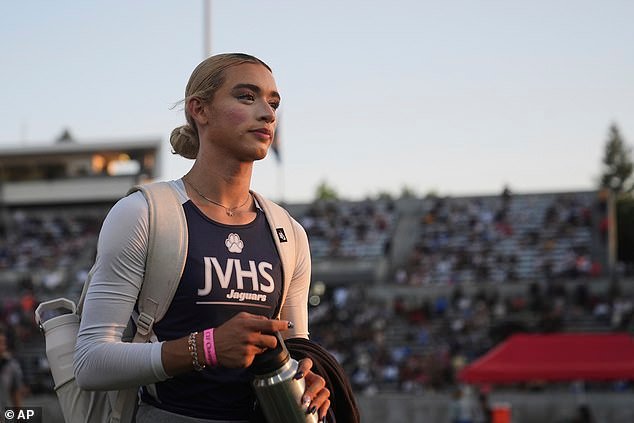 Una atleta trans provoca protestas en una competición femenina de atletismo en California después de dominar a sus rivales en casi todas las competiciones.