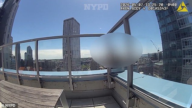 Valientes policías salvan a una mujer de la muerte mientras colgaba del borde de un rascacielos de Nueva York