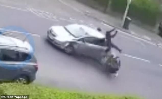 Momento en el que un “adolescente en motocicleta robada” choca contra un automóvil durante la persecución policial, antes de levantarse y correr directamente hacia el bolardo.