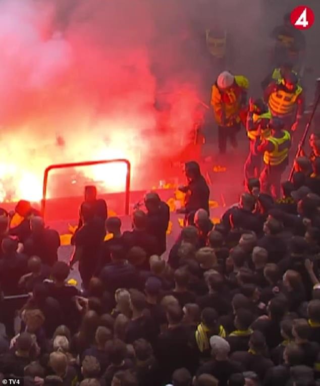 Se produce un INCENDIO junto a los aficionados en un estadio de fútbol con capacidad para 50.000 espectadores durante un partido de la Copa de Europa de máxima categoría.