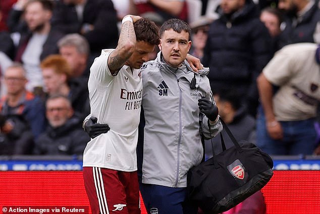 El Arsenal e Inglaterra están sufriendo un gran susto por lesiones cuando la estrella de los Gunners se ve obligada a retirarse después de una colisión contra el West Ham.