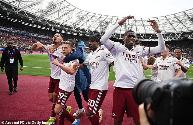El Arsenal se acerca un paso más a su título de la Premier League con una dramática victoria por 1-0 sobre el West Ham después del caos tardío del VAR: la petición de Pep Guardiola contra los Hammers sigue sin respuesta, escribe OLIVER HOLT