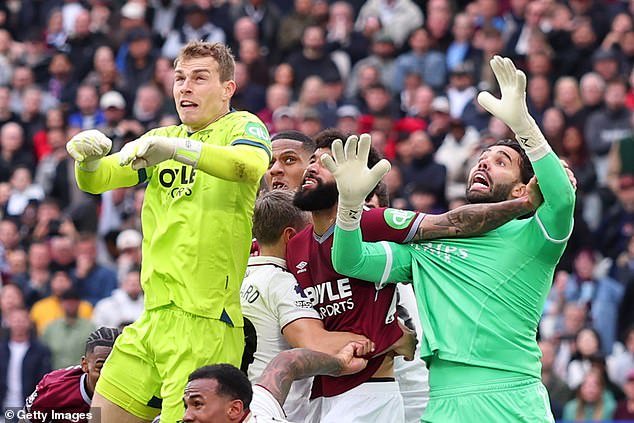 ¿Es esta la llamada del VAR que ayudó al Arsenal a ganar la Premier League? El árbitro anuló el gol del West Ham en el descuento tras una larga revisión a David Raya por una falta