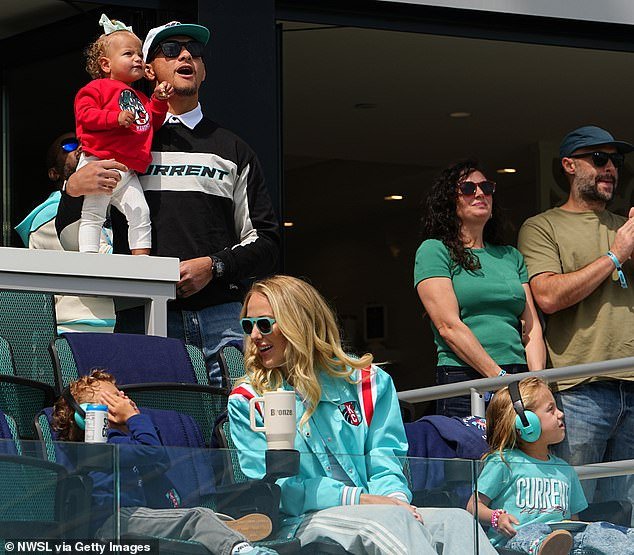 Brittany Mahomes celebra el Día de la Madre con Patrick y los niños viendo a su equipo de fútbol derrotar a su rival de la NWSL.
