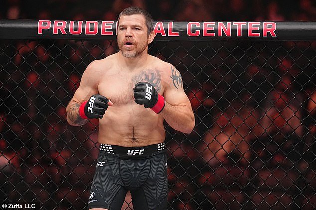 El héroe de culto de UFC comparte una emotiva actualización sobre la batalla de su hijo de 14 años contra el cáncer en una entrevista posterior a la pelea
