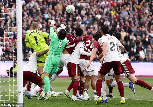 Nuno Espirito Santo está furioso después de que el VAR le negara al West Ham un dramático empate tardío en su partido contra el Arsenal, alegando que los árbitros estaban “confusos” porque estaban “luchando” en el área de penalti.