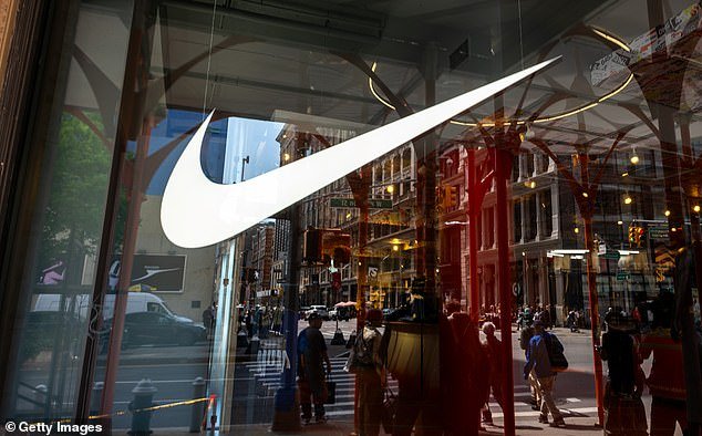 Nike presentó una segunda demanda después de que la empresa fuera demandada por supuestamente discriminar a los solicitantes blancos.