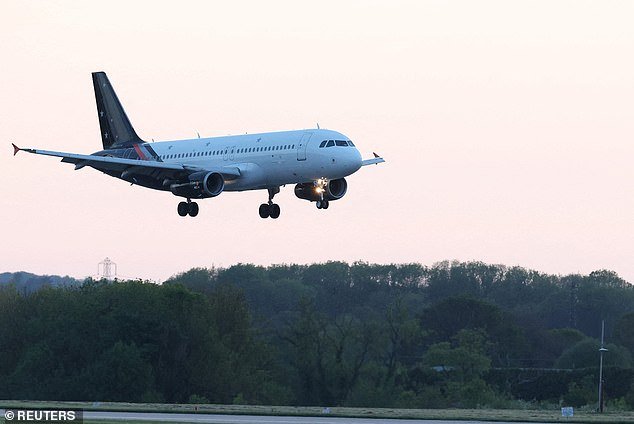 Un avión que transportaba a británicos desde un barco con virus de ratas aterriza en Manchester