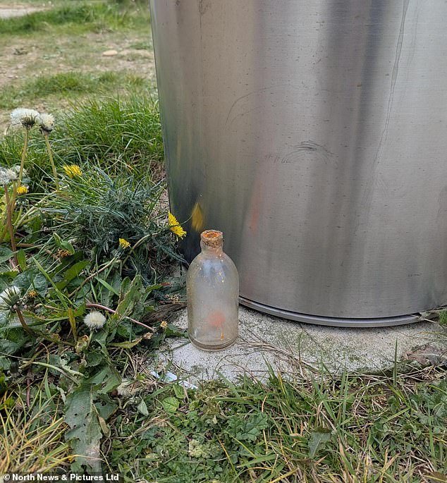 Un paseador de perros recoge accidentalmente una bomba de la Segunda Guerra Mundial en una playa británica después de confundirla con una “bonita botella”, antes de que EXPLOTE en sus manos.