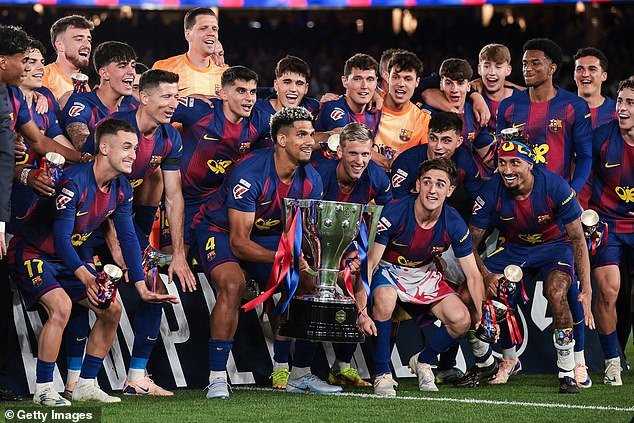 El Barcelona triunfa en LaLiga tras derrotar a su archirrival Real Madrid, culminando una semana desastrosa para Los Blancos: Marcus Rashford marca un gol a gritos antes de que Hansi Flick rinda un emotivo homenaje a su “fantástico” equipo tras la muerte de su padre.