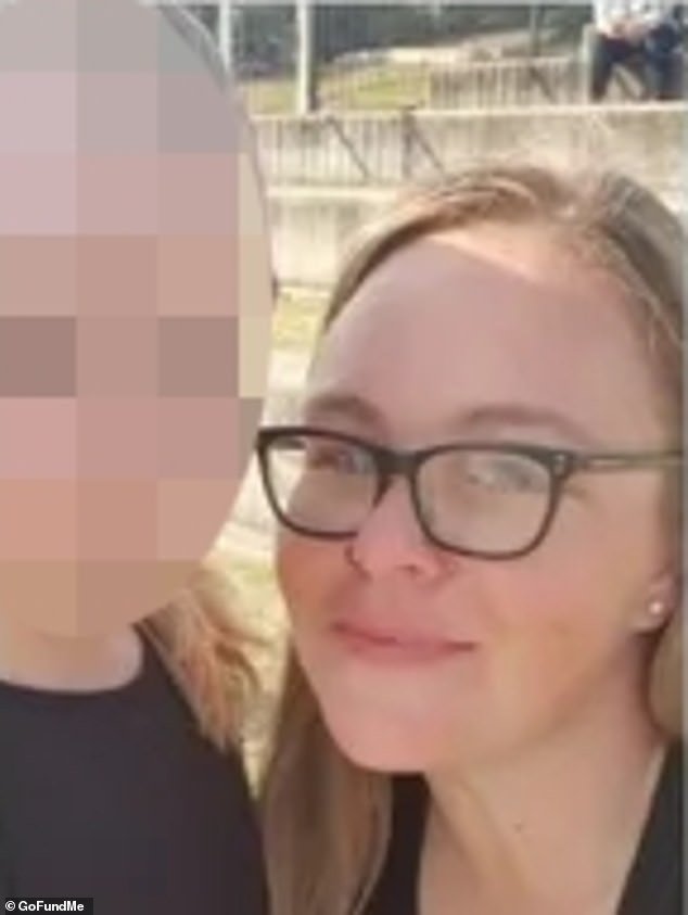 Madre de siete hijos muere en un horrible accidente el Día de la Madre en una carretera del interior de Gold Coast mientras su pequeña hija lucha por su vida