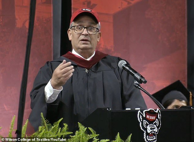 Increíble momento en el que los graduados de la Universidad Estatal de Carolina del Norte se enteran de que su deuda del último año está saldada