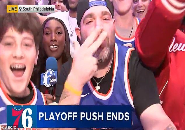 Los fanáticos de los Rowdy Knicks emboscan a los reporteros de los 76ers después de que se apoderaron de Filadelfia para ganar los playoffs de la NBA