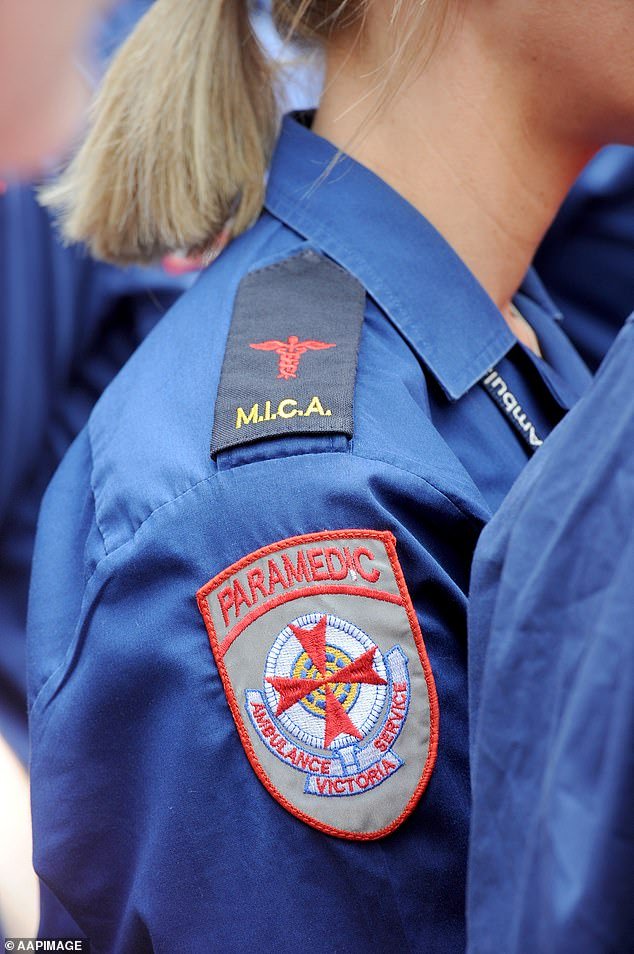 El paramédico de Melbourne que recibió un puñetazo en el estómago mientras rescataba a una mujer habla después de un incidente impactante