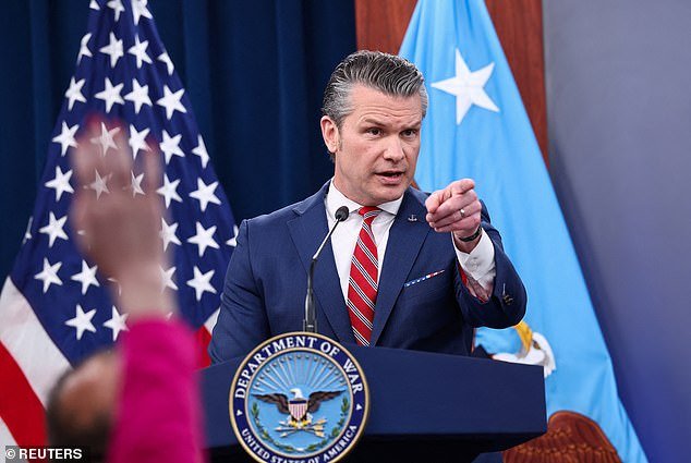 Pete Hegseth acusó a Mark Kelly de discutir una sesión informativa “secreta” en la televisión mientras la amarga disputa estalla nuevamente.