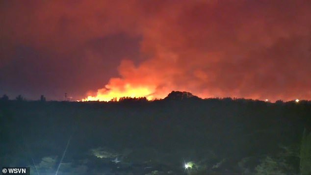 Los bomberos están luchando contra un enorme incendio forestal de 5,000 acres en los Everglades para detener la rápida propagación de las llamas al quemar casas cercanas.