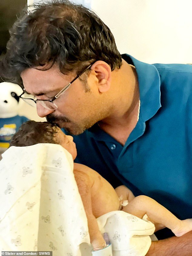Una niña recién nacida murió después de que los médicos ignoraran las desesperadas súplicas de su madre para que le practicaran una cesárea.