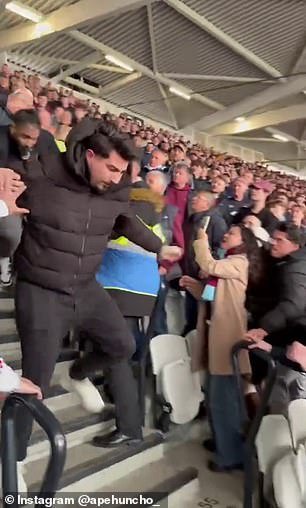 Momento impactante: un aficionado del Arsenal es arrojado por las escaleras del estadio de Londres tras cometer el máximo pecado futbolístico