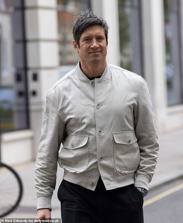 Vernon Kay rompe la portada: se ve al presentador uniéndose al programa de Radio 2 por primera vez desde que se separó de Tess Daly después de 23 años de matrimonio