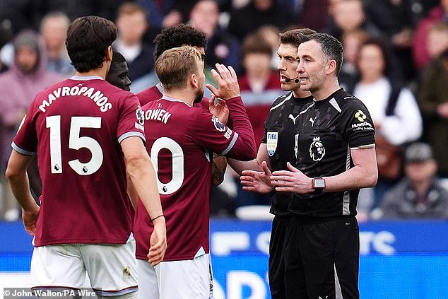 El West Ham está considerando presentar una queja oficial por un gol anulado contra el Arsenal, pero un jefe del club admite que tal acción sería “inútil”.
