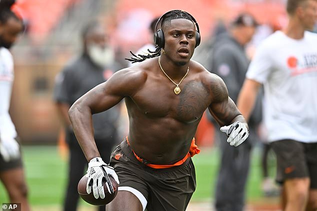 El ala cerrada estrella de la NFL, David Njoku, firma un contrato de un año y $ 8 millones con Los Angeles Chargers
